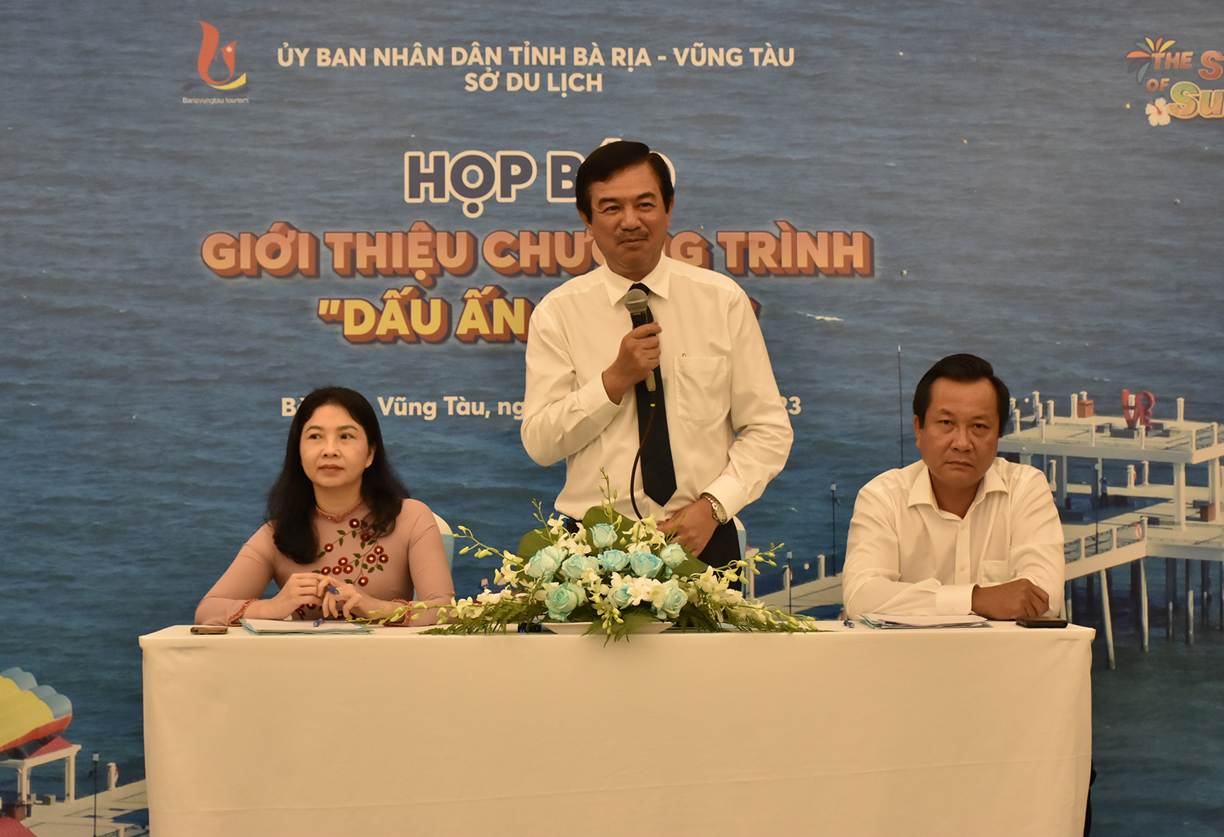 Bà Trần Thị Thu Hiền, Phó Giám đốc Sở Du lịch; ông Trịnh Hàng, Giám đốc Sở Du lịch và ông Nguyễn Hữu Lộc, Phó Chủ tịch UBND huyện Xuyên Mộc (từ trái qua) chủ trì họp báo)